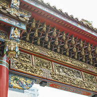 横浜中華街にある関帝廟の門を見上げてみた