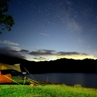 湖畔の夜空