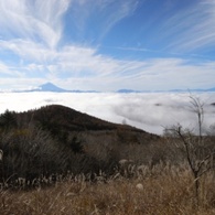 乾徳山の月に岩から見る富士山