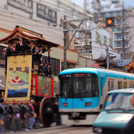 山鉾と電車２