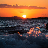 夕日と波