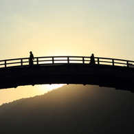 光中の橋