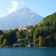 秀麗なニーセン山(トゥーン湖)