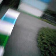 青