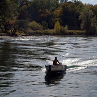 舟遊びをする人