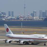 東京の街を背に