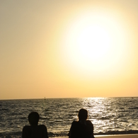 白浜の夕日に。