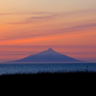 夕焼けに浮かぶ島