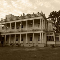 旧岩崎邸洋館　芝庭に面した南側