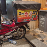 デリバリー・バイクのある光景