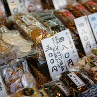 お店の前で