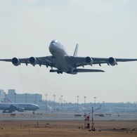 離陸 THAI A380-841