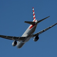 飛行 American 777-223 