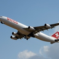 飛び立ち SWISS A340-313