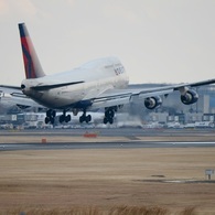 DELTA 747-400 到着