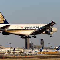 SINGAPORE A380-841 到着