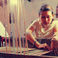 チェンマイ　布を織る女性
