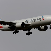 American 777-223 到着