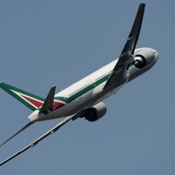 離陸　Alitalia 777-243