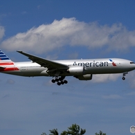 到着　American 777-223ER
