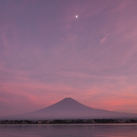 富士山と月