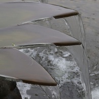流れる