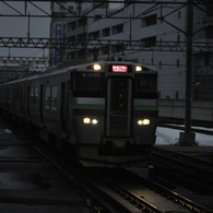 あえて暗くしてみた。（札幌駅）733系3000番台・快速エアポート。