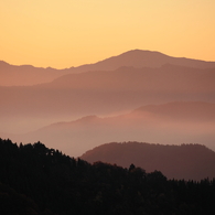 夜明けの山並み