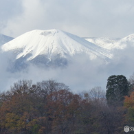 山に雪が