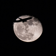 月と飛行機