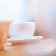 オールドレンズでコーヒーカップを