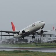 JAL B737-800 水しぶきを上げて出雲を飛び立つ