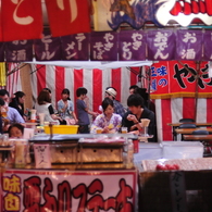 屋台の裏にて腹ごなし