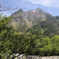 岩肌の その険しさを まざまざと 露わに見せる 明神の峰