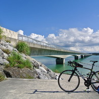 自転車と古宇利大橋