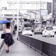 晩夏の暑い熱い路の色