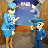コナンと蘭ちゃんの像がお出迎え