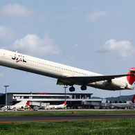 JAL MD-90 出雲を飛び立つ