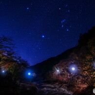 宙の星と地上の灯