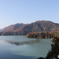 晩秋のダム湖