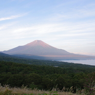 早朝の富士山と山中湖