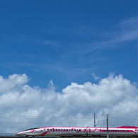 夏空を行くハローキティ新幹線