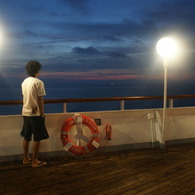 デッキに佇む青年