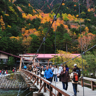 上高地　河童橋と紅葉の六百山