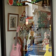 window 3　ウクレレ屋さん