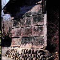 黒い小屋