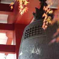 釣鐘と紅葉