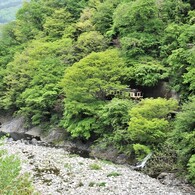 片の平渓谷を行く