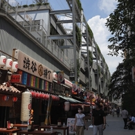 空中公園の下は飲み屋街