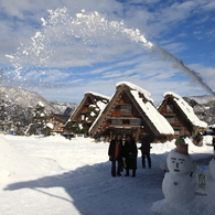 除雪中 雪のアーチをくぐって